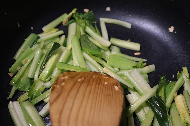 小松菜の茎から炒めているところ
