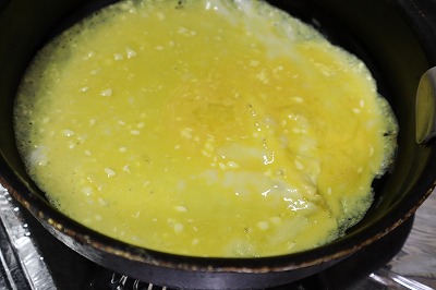 フライパンに卵液を入れ、玉子焼きをつくっているところ