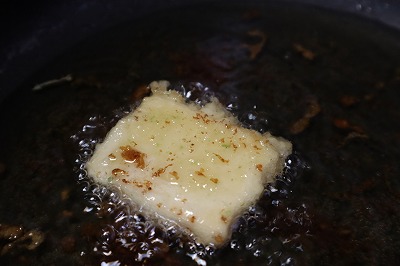 豆腐を鍋に入れ、揚げているところ
