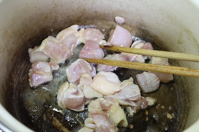 鍋にバターを入れ、肉を炒めているところ