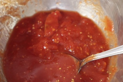 トマトの水煮をつぶしているところ