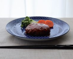 豆腐ハンバーグの完成品をお皿に盛って手前からの角度で撮影した写真