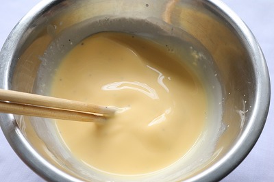 ボウルに卵、豆乳、生クリームを入れて混ぜているところ