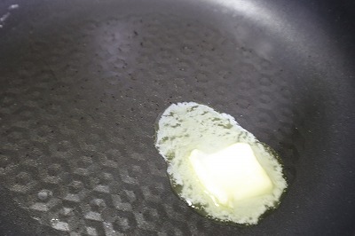 フライパンにバターを溶かしているところ