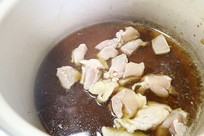 鍋に水と調味料を入れ鶏肉を入れたところ