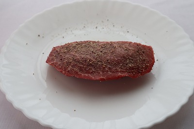 ステーキ用の肉に塩こしょうしているところ