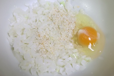 玉ねぎのみじん切りに卵とパン粉を入れたところ