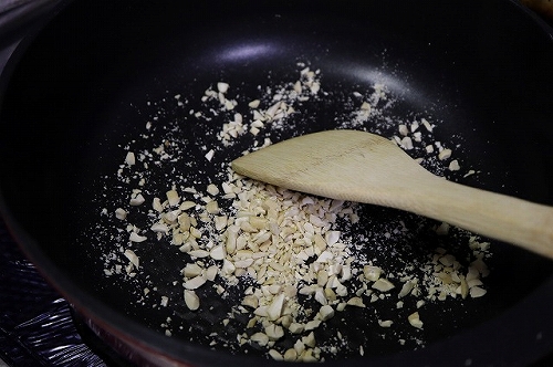 カシューナッツをフライパンで炒めているところ