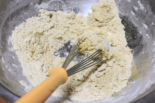 粉と塩と卵を混ぜている過程