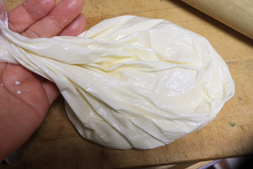 豆腐とクリームチーズを混ぜ合わせている過程