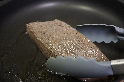 フライパンで肉を焼いている過程