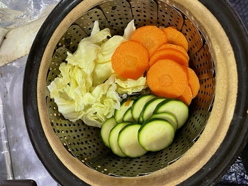 土鍋に野菜を入れている過程