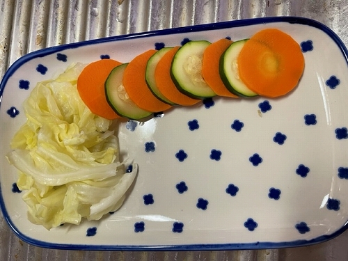 蒸し野菜を皿に並べている過程