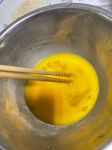 卵液を混ぜている過程