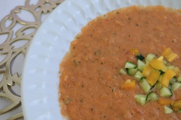 トマトときゅうりとパプリカの冷製スープの完成品のアップ
