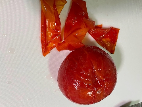 トマトを湯剥きしているところ