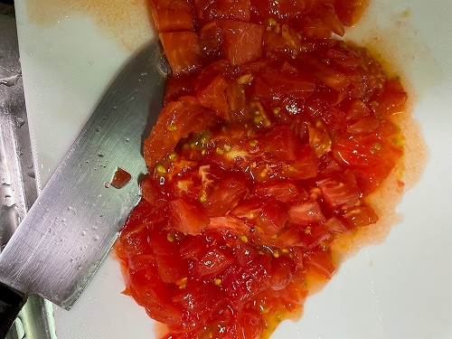 トマトを細かく切っているところ